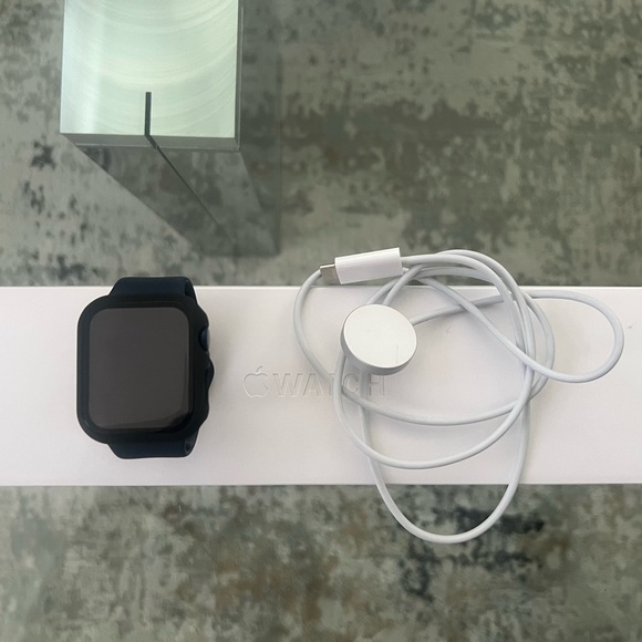 Just a bit used comes with charger, case, box - Picture 2 of 3